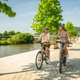 Radlefahrerinnen auf der Weserpromenade bei HöxterCyclists on the Weser promenade near Höxter