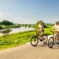 Radfahrerinnen auf dem Weser-RadwegCyclists on the Weser cycle path