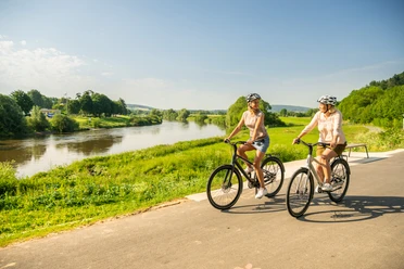 Hoexter-Weserradweg-Stadt Hoexter-D. Ketz-2023-242.jpg Radfahrerinnen auf dem Weser-Radweg