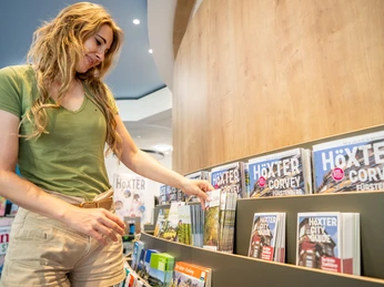 Hoexter-Tourist-Information-Stadt Hoexter-D. Ketz-2023-033.jpg Frau beschaut sich die Prospekte in der Tourist-InformationWoman looks at the brochures in the tourist information office