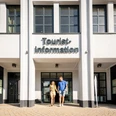 Pärchen verlässt die Tourist-InformationCouple leaves the tourist information office