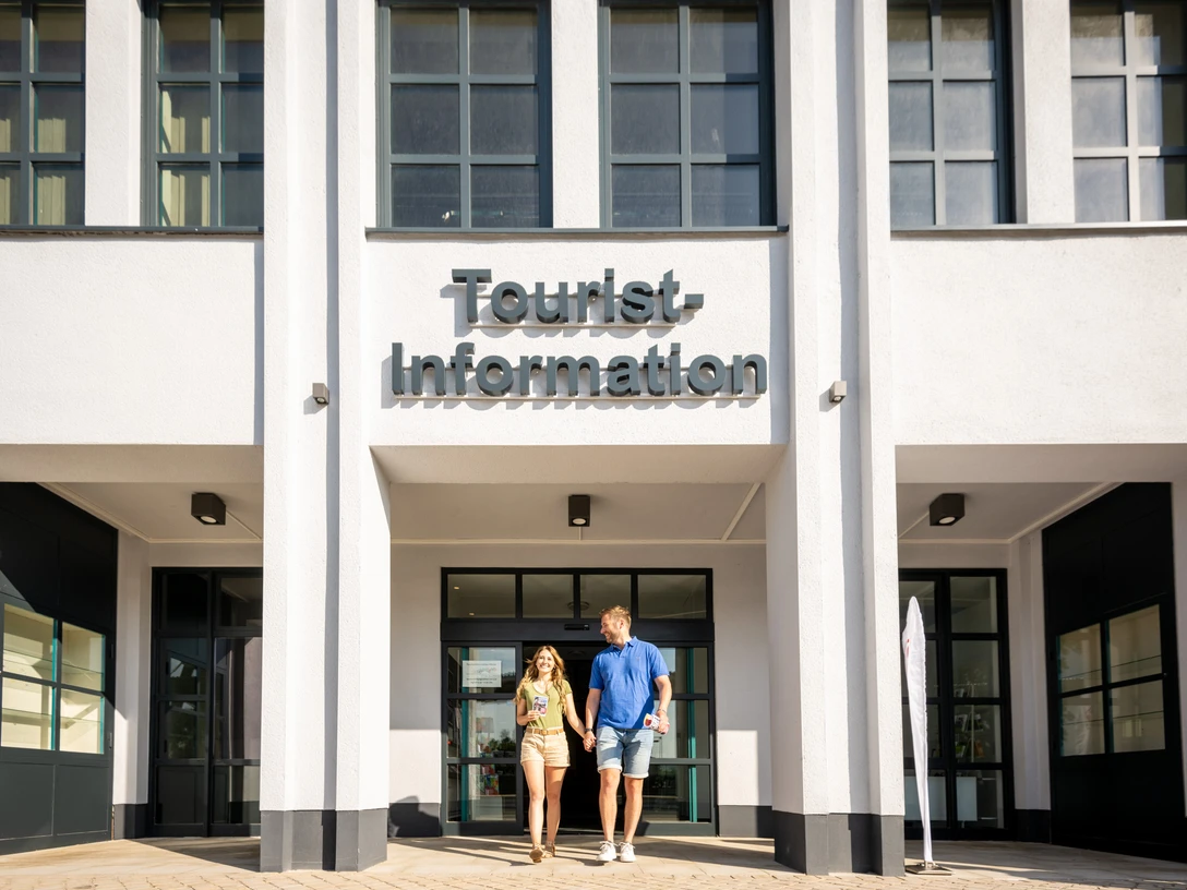 Hoexter-Tourist-Information-Stadt Hoexter-D. Ketz-2023-028.jpg Pärchen verlässt die Tourist-Information