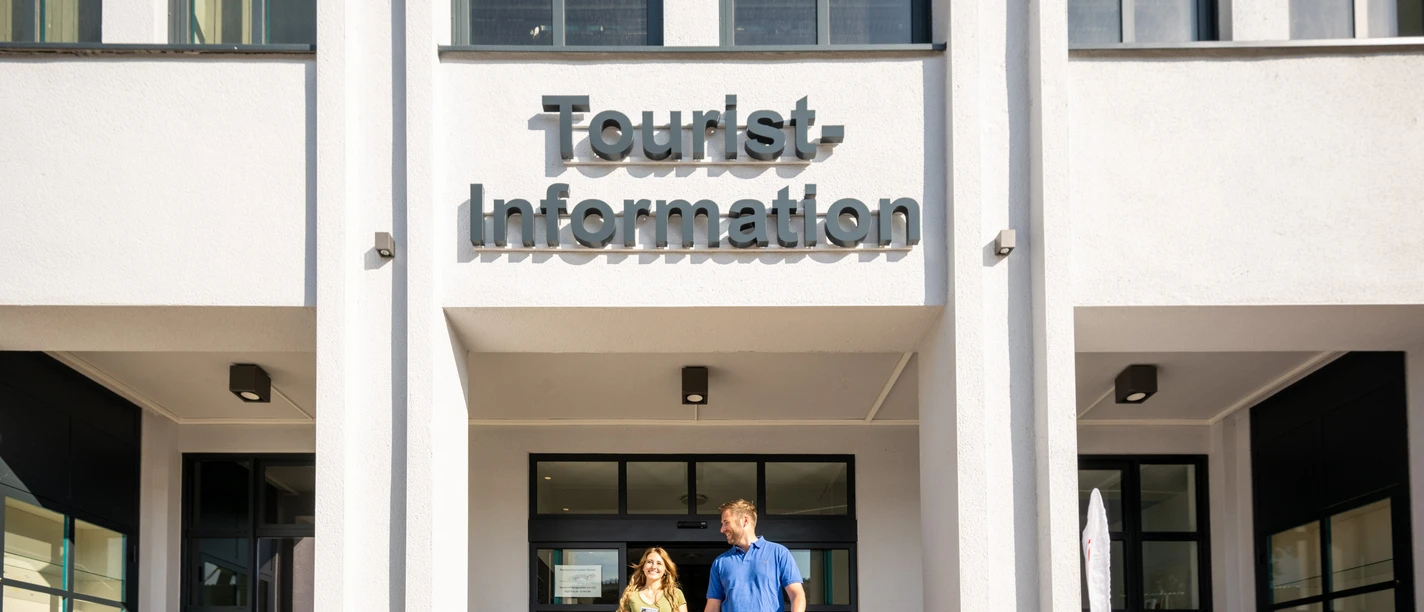 Hoexter-Tourist-Information-Stadt Hoexter-D. Ketz-2023-028.jpg Couple leaves the tourist information office