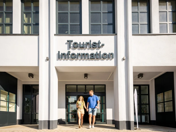 Hoexter-Tourist-Information-Stadt Hoexter-D. Ketz-2023-028.jpg Pärchen verlässt die Tourist-Information