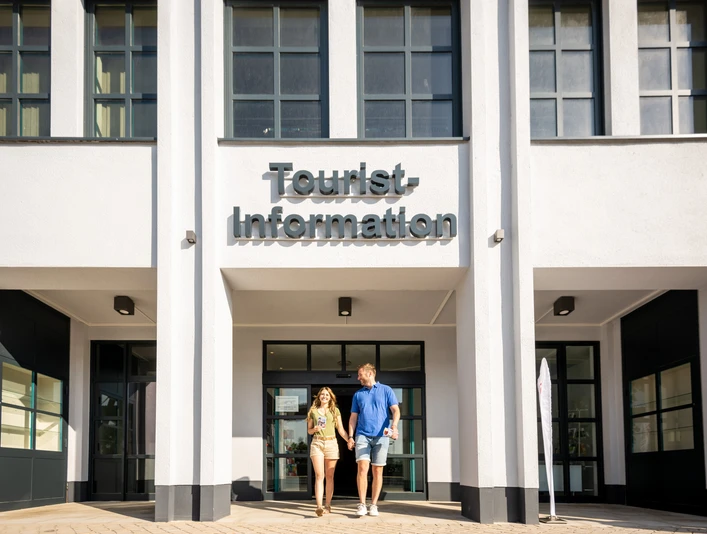 Hoexter-Tourist-Information-Stadt Hoexter-D. Ketz-2023-028.jpg Pärchen verlässt die Tourist-InformationCouple leaves the tourist information office