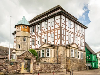 Adelshof mit steinernem Unterbau und Fachwerkaufbau sowie repräsentativem TreppenturmNoble courtyard with stone substructure and half-timbered structure and representative stair tower