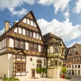Prächtig verziertes Fachwerkhaus in Höxters AltstadtMagnificently decorated half-timbered house in Höxter's old town