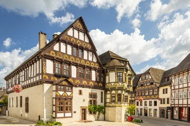 Hoexter-Stadtrundgang-Stadt Hoexter-D. Ketz-2023-096.jpg Prächtig verziertes Fachwerkhaus in Höxters Altstadt