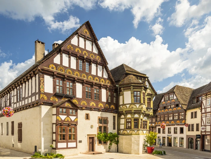 Hoexter-Stadtrundgang-Stadt Hoexter-D. Ketz-2023-096.jpg Prächtig verziertes Fachwerkhaus in Höxters AltstadtMagnificently decorated half-timbered house in Höxter's old town