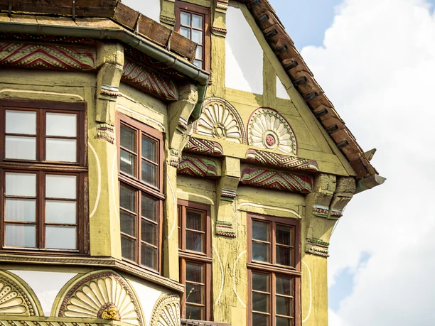 Giebel eines prächtig verzierten Fachwerkhaus in Höxters AltstadtGable of a magnificently decorated half-timbered house in Höxter's old town
