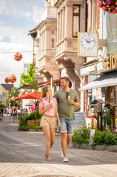 Couple enjoys pedestrian zone decorated with flowers in Höxter