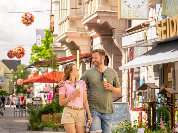 Couple enjoys pedestrian zone decorated with flowers in Höxter