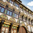 Hoexter-Stadtrundgang-Stadt Hoexter-D. Ketz-2023-037.jpg Aufwendig gestaltete Fachwerkfassade, reich verziert mit Schnitzereien und buntem AnstrichElaborately designed half-timbered façade, richly decorated with carvings and colorful paint