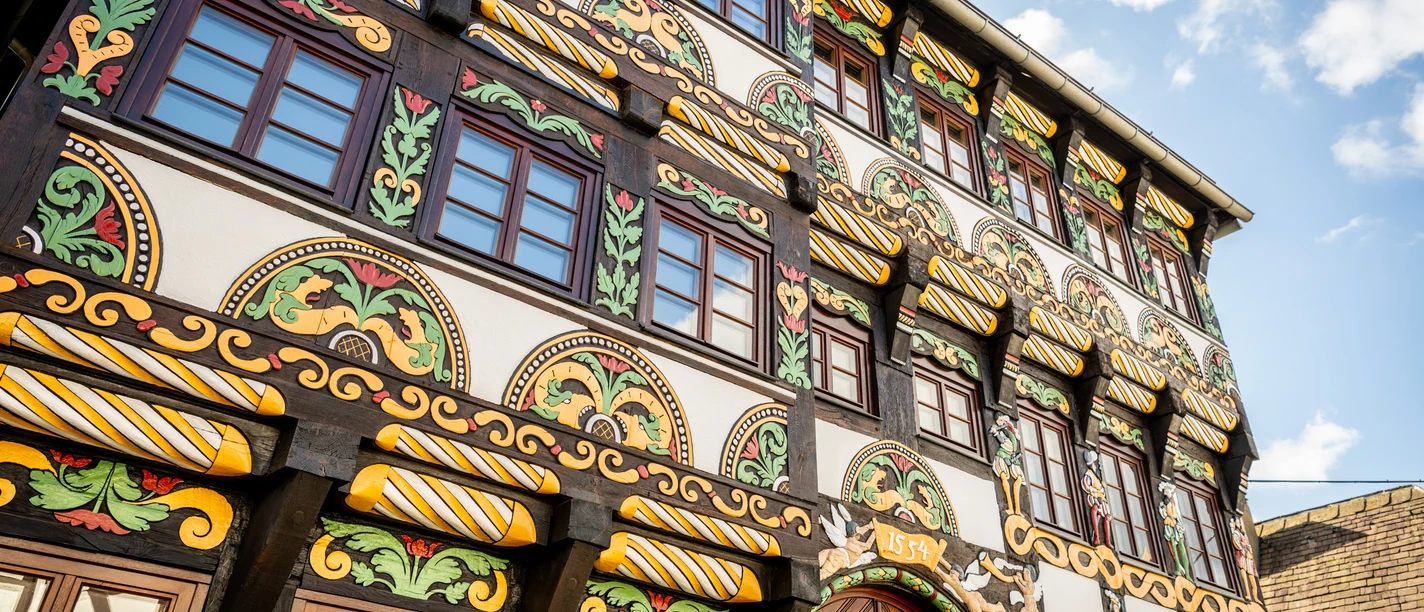 Hoexter-Stadtrundgang-Stadt Hoexter-D. Ketz-2023-037.jpg Aufwendig gestaltete Fachwerkfassade, reich verziert mit Schnitzereien und buntem Anstrich