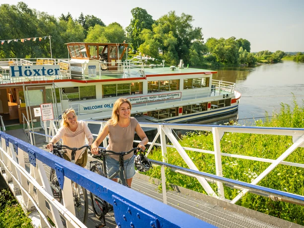 Hoexter-Schiffsanleger-Stadt Hoexter-D. Ketz-2023-256.jpg Zwei Radfahrerinnen schieben ihre Räder von Bord des Ausflugsschiffes