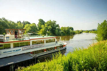 Hoexter-Schiffsanleger-Stadt Hoexter-D. Ketz-2023-255.jpg View of the Weser and the bow of the excursion boat Höxter