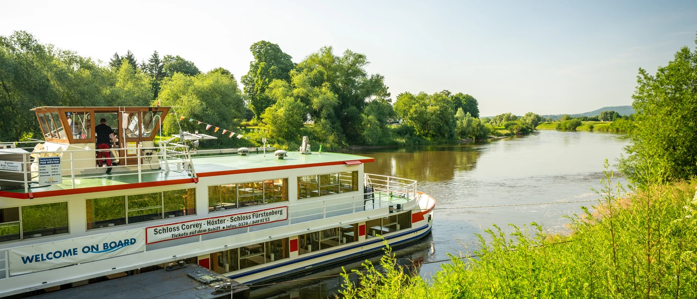 Hoexter-Schiffsanleger-Stadt Hoexter-D. Ketz-2023-255.jpg Blick auf die Weser und den Bug des Ausflugsschiffes Höxter