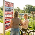 Hoexter-Schiffsanleger-Stadt Hoexter-D. Ketz-2023-254.jpg Zwei Frauen schauen interessiert auf den Fahrplan des Ausflugsschiffes an der WeserTwo women look with interest at the timetable of the excursion boat on the Weser