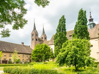 Hoexter-Landesgartenschaugelände Remtergarten-Stadt Hoexter-D. Ketz-2023-404.jpg Blick aus dem Remtergarten auf die Kirche in Corvey
