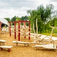 Spielplatz mit vielen Kletterelementen aus Holz