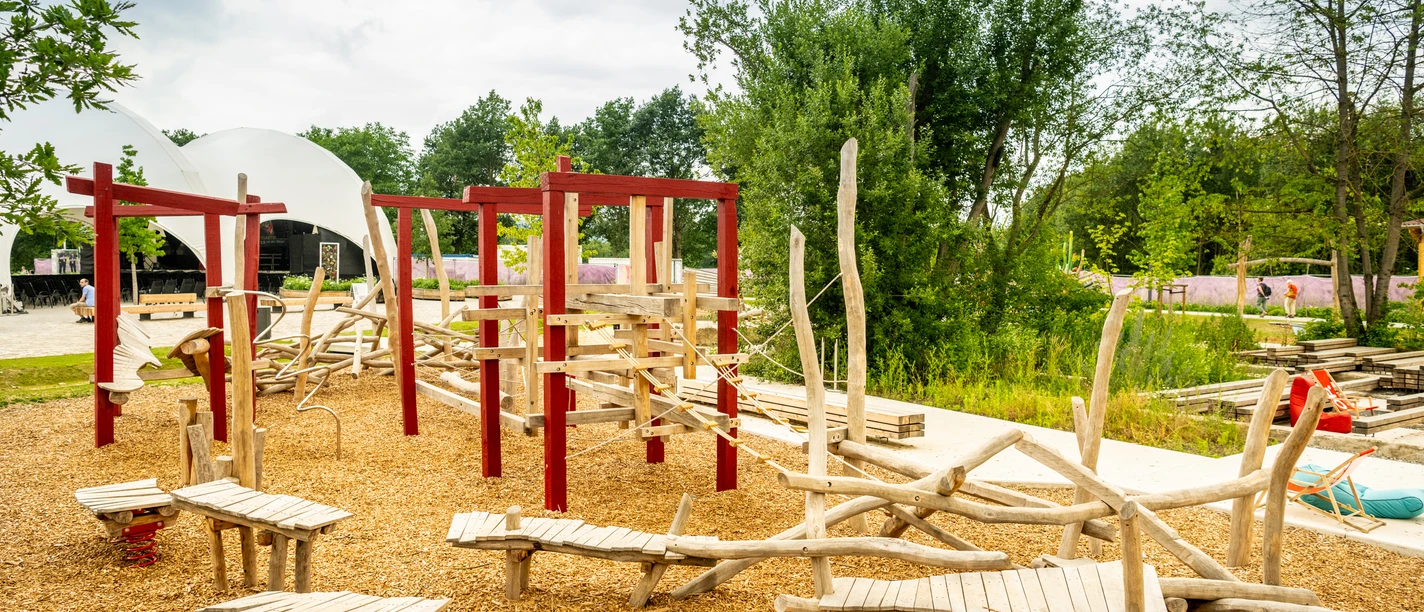 Spielplatz mit vielen Kletterelementen aus Holz