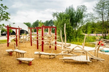 Hoexter-Landesgartenschaugelände Archeologiepark-Stadt Hoexter-D. Ketz-2023-372.jpg Spielplatz mit vielen Kletterelementen aus Holz