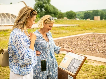 Zwei Frauen vor Informationstafel in Archäologiepark