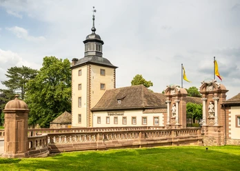 Brücke vor dem Eingang zum Schlossgelände Corvey
