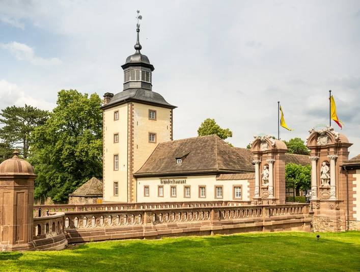 Brücke vor dem Eingang zum Schlossgelände Corvey