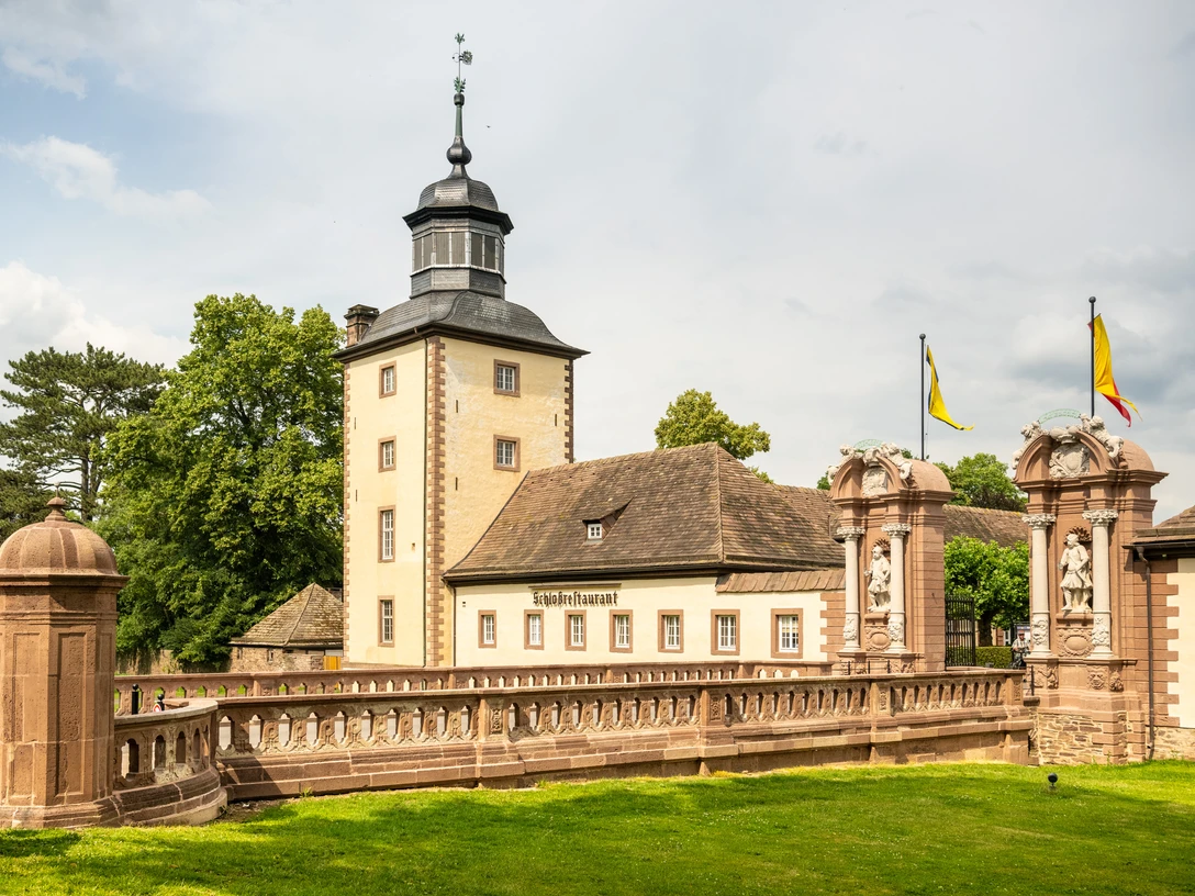 Hoexter-Kloster Corvey-Stadt Hoexter-D. Ketz-2023-457.jpg Brücke vor dem Eingang zum Schlossgelände Corvey
