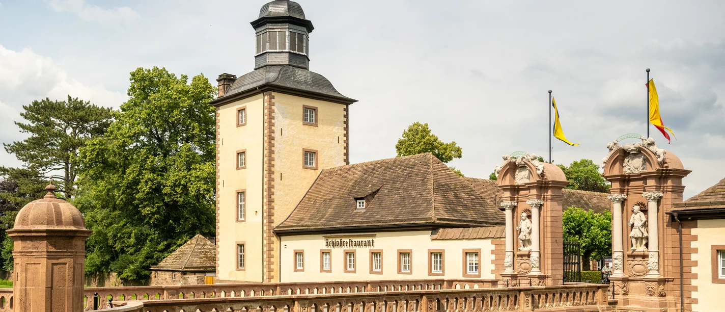 Hoexter-Kloster Corvey-Stadt Hoexter-D. Ketz-2023-457.jpg Brücke vor dem Eingang zum Schlossgelände Corvey