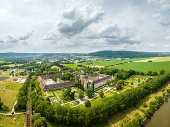 Luftaufnahme der Welterbestätte Corvey mit Schlossanlage, Kirche und Domänenhof