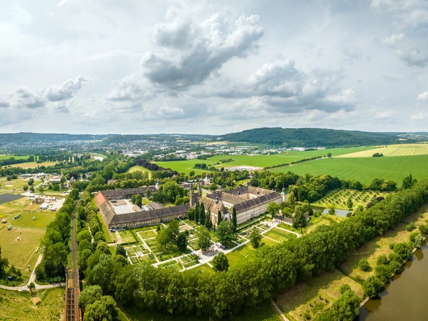 Hoexter-Kloster Corvey-Stadt Hoexter-D. Ketz-2023-440.jpg Luftaufnahme der Welterbestätte Corvey mit Schlossanlage, Kirche und Domänenhof