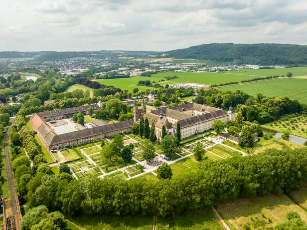 Luftaufnahme der Welterbestätte Corvey mit Schlossanlage, Kirche und Domänenhof