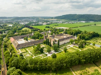 Hoexter-Kloster Corvey-Stadt Hoexter-D. Ketz-2023-439.jpg Luftaufnahme der Welterbestätte Corvey mit Schlossanlage, Kirche und Domänenhof