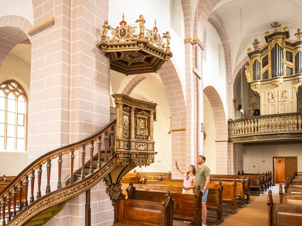 Hoexter-Kilianikirche-Stadt Hoexter-D. Ketz-2023-060.jpg Besucher betrachten schmuckvolle Kanzel mit Alabasterrelief in Kilianikirche