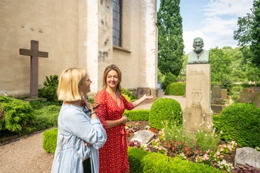 Hoexter-Grab Hoffmann von Fallersleben Kloster Corvey-Stadt Hoexter-D. Ketz-2023-469.jpg Zwei Frauen betrachten das Grab von Hoffmann von Fallersleben