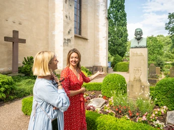 Hoexter-Grab Hoffmann von Fallersleben Kloster Corvey-Stadt Hoexter-D. Ketz-2023-469.jpg Zwei Frauen betrachten das Grab von Hoffmann von Fallersleben