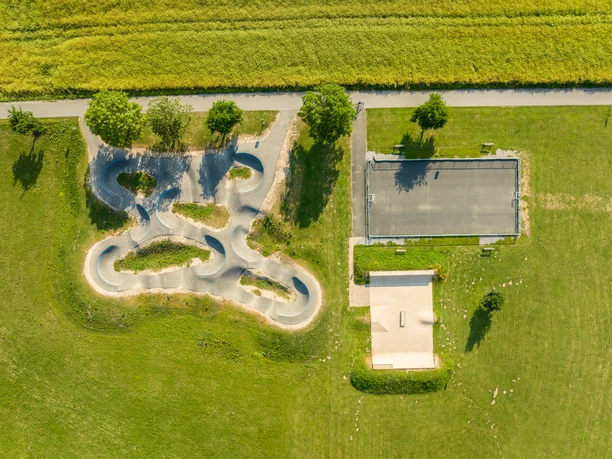 Hoexter-Freizeitanlage Godelheimer See-Stadt Hoexter-D. Ketz-2023-236.jpg Luftaufnahme des Skateparks in der Freizeitanlage Höxter-Godelheim