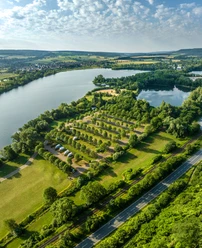 Luftaufnahme des Badesees der Freizeitanlage Höxter-Godelheim mit Wohmobilstellplatz in der Mitte des Bildes