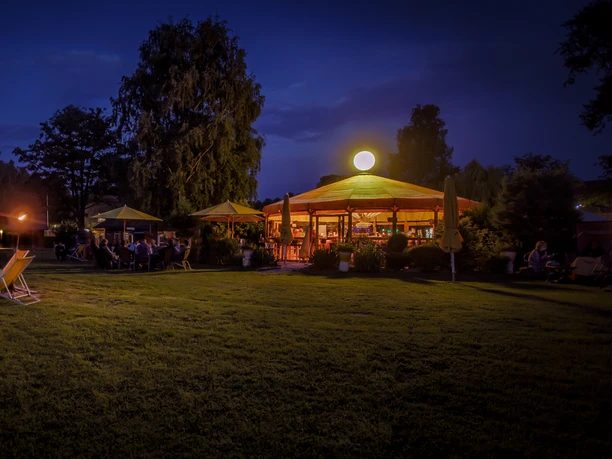 Schirmbar am Abend.jpg