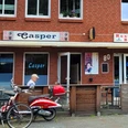 Restaurant Casper_Silvana Dust_20230706_1980X1080.jpg Außenansicht eines Backsteingebäudes mit Schild "Casper" über dem Eingang des Restaurants/Bistros