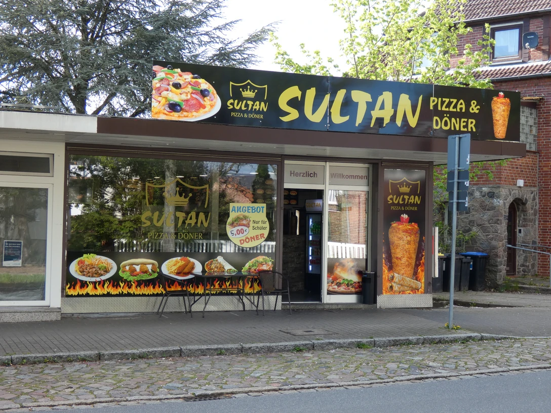 Sultan Pizza&Döner_Silvana Dust_20230509.JPG Außenansicht eines Gebäudes mit Aufklebern, die die angebotenen Speisen zeigen