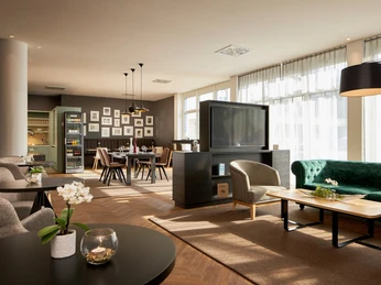 Executive Lounge des Tagungshotel H4 Hotel Leipzig | Leipzig Convention Bureau Executive Lounge des Tagungshotel H4 Hotel Leipzig – präsentiert vom Leipzig Convention BureauExecutive Lounge at the conference hotel H4 Hotel Leipzig – presented by the Leipzig Convention BureauExecutive Lounge v konferenčním hotelu H4 Hotel Leipzig - prezentováno Leipzig Convention BureauExecutive Lounge w hotelu konferencyjnym H4 Hotel Leipzig - prezentowany przez Leipzig Convention BureauExecutive Lounge van het conferentiehotel H4 Hotel Leipzig - gepresenteerd door het Leipzig Convention BureauExecutive Lounge dell'hotel congressuale H4 Hotel Leipzig - presentato dal Convention Bureau di Lipsia