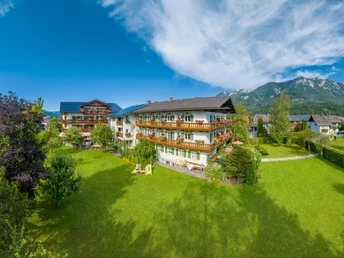 Hotelansicht mit Garten