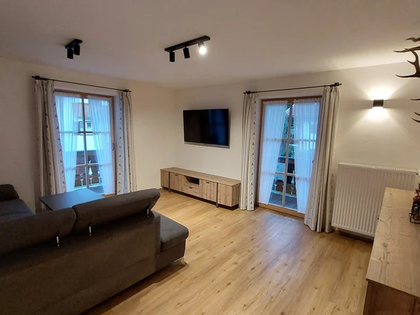 Wohnzimmer mit Zugang zu den 2 Balkonen