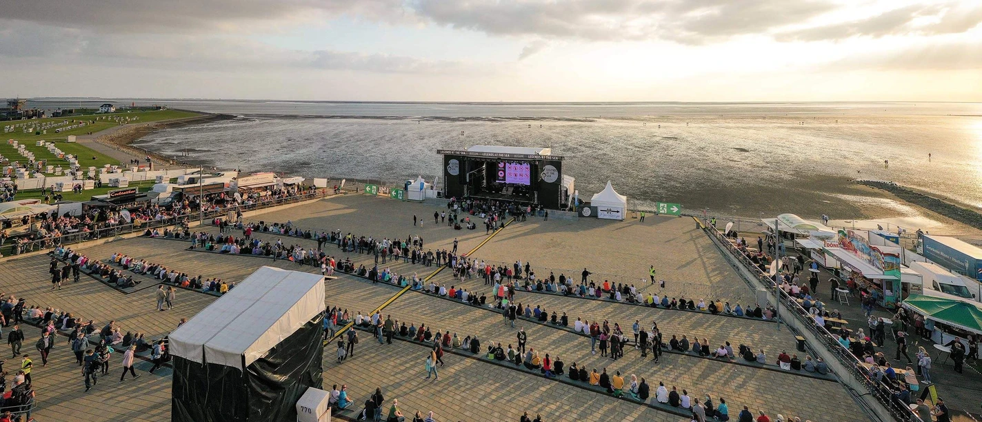 Die Watt-Tribüne am Hauptstrand in Büsum Blick auf die Watt-Tribüne am Hauptstrand in Büsum