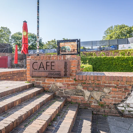 Zdjęcie klatki schodowej Café Barbakane w Moritzbastei Leipzig, znanym miejscu imprez.