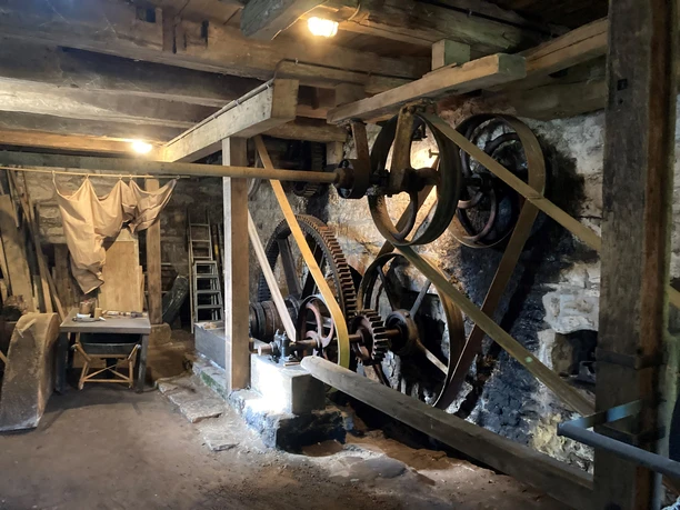 Technisches Konstrukt(C)D.Kieslich.jpg Historischer Mühlenraum mit hölzernen Zahnrädern und Balken, verleiht Einblick in alte Mechanik.