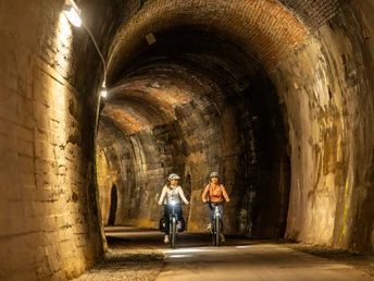 Auf der ehemaligen Bahntrasse geht auch durch Tunnel, wie hier bei Bleialf